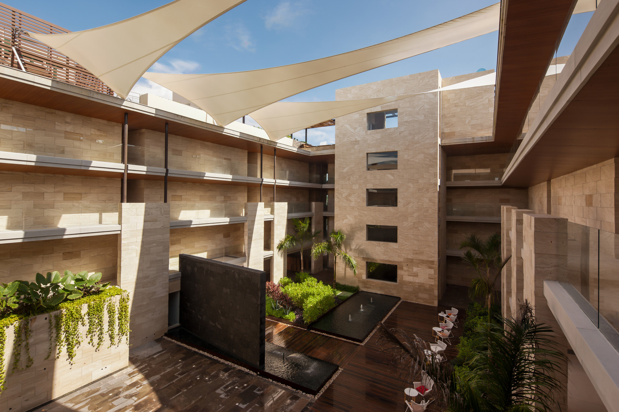 Patio interior con alberca y velaria, uno de los desarrollos de Elior Capital