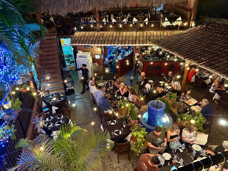 Terraza de restaurante en Siesta Suites